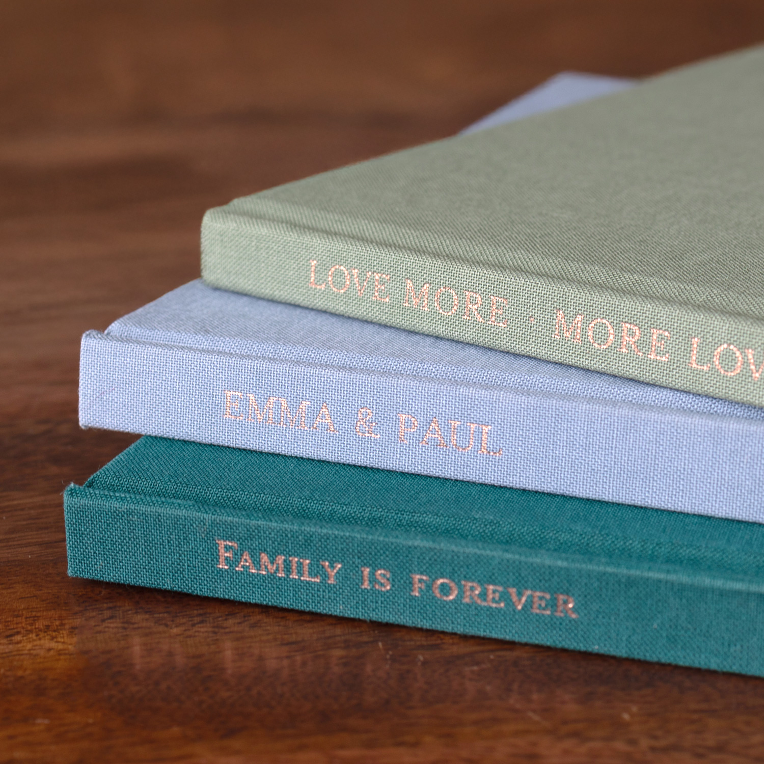 Livre photo couverture tissu titre doré 