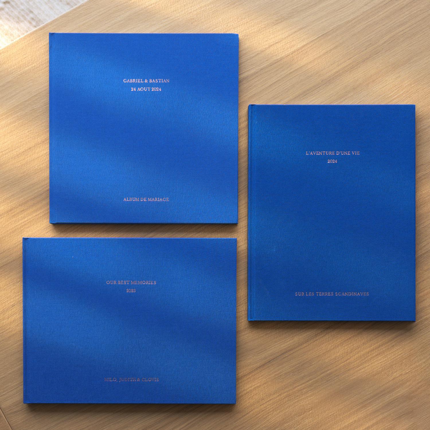 Livre photo couverture tissu titre doré 