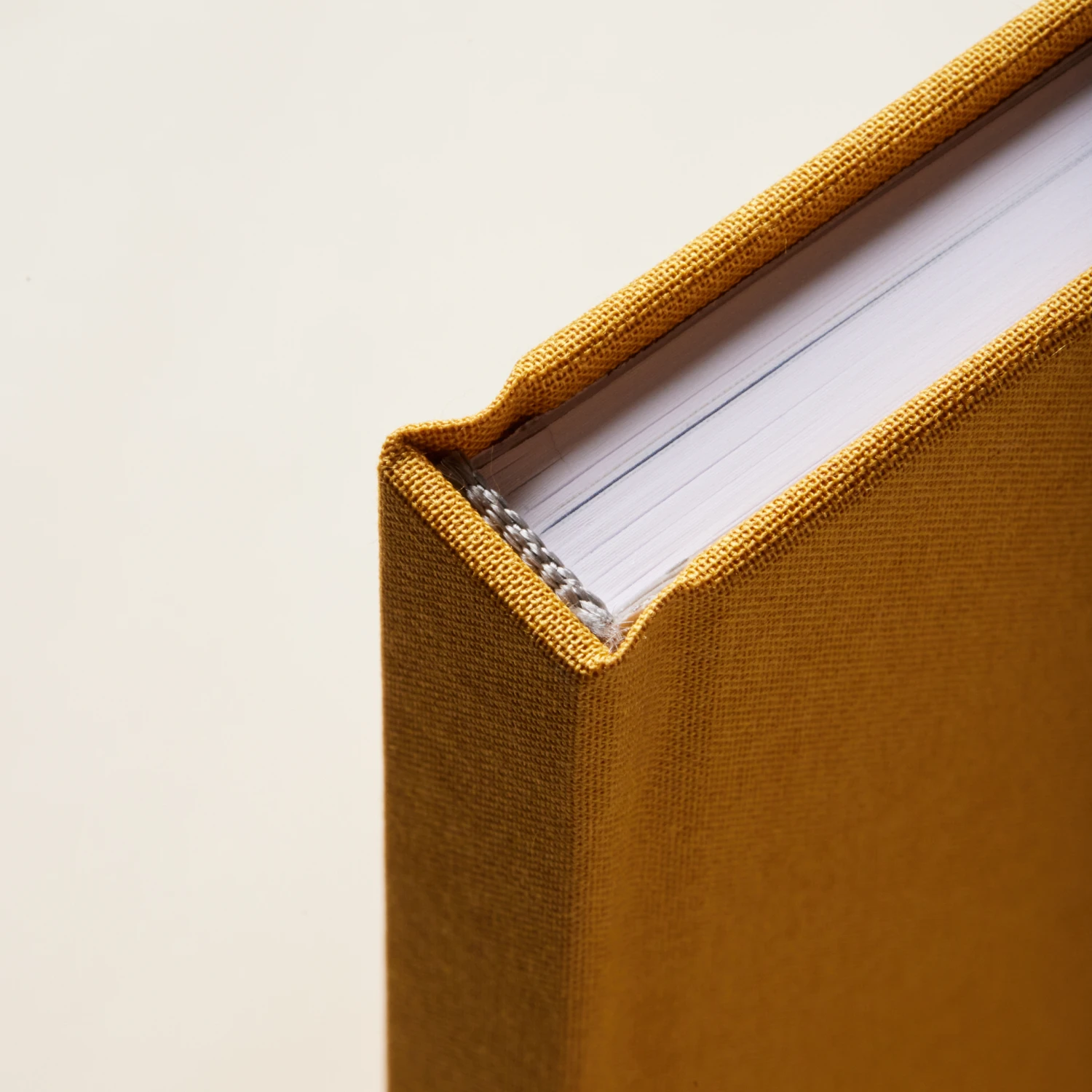 Livre photo couverture tissu titre doré 